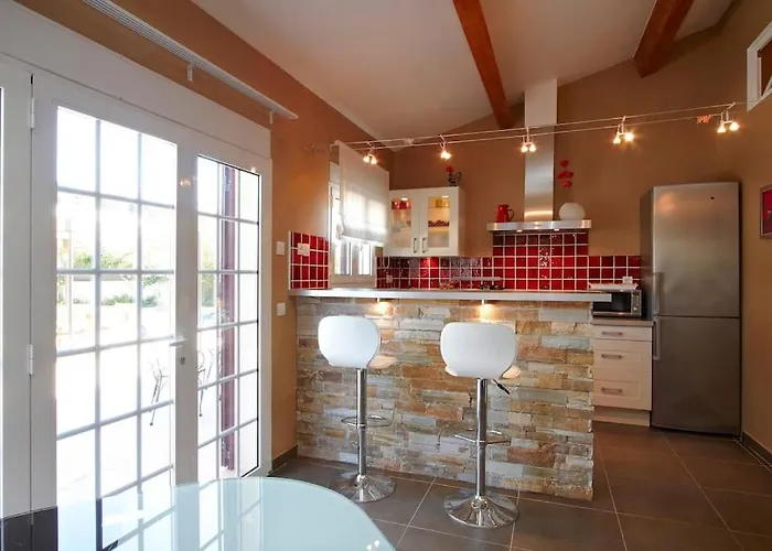 Studio Dans Villa Avec Piscine