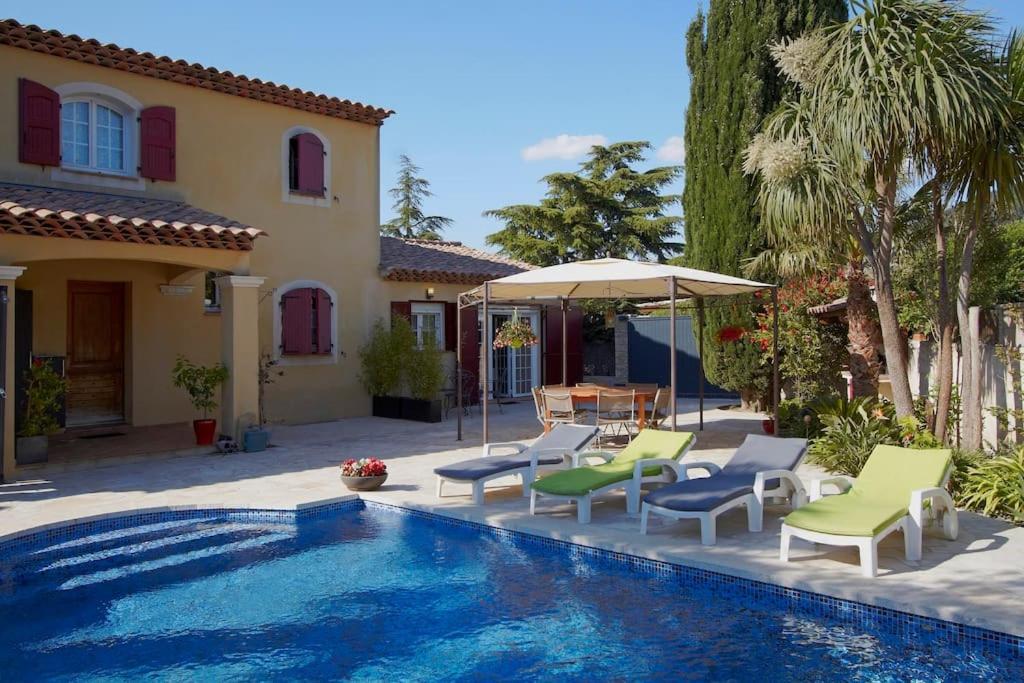 Dans Avec Piscine Apartment *